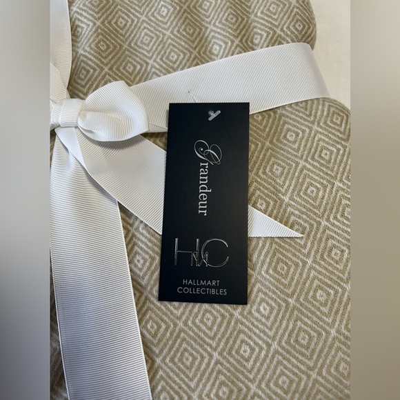 Hallmart Collectibles Grandeur Diamond Decorative Knit Fringed Throw | Beige NWT - Picture 2 of 5